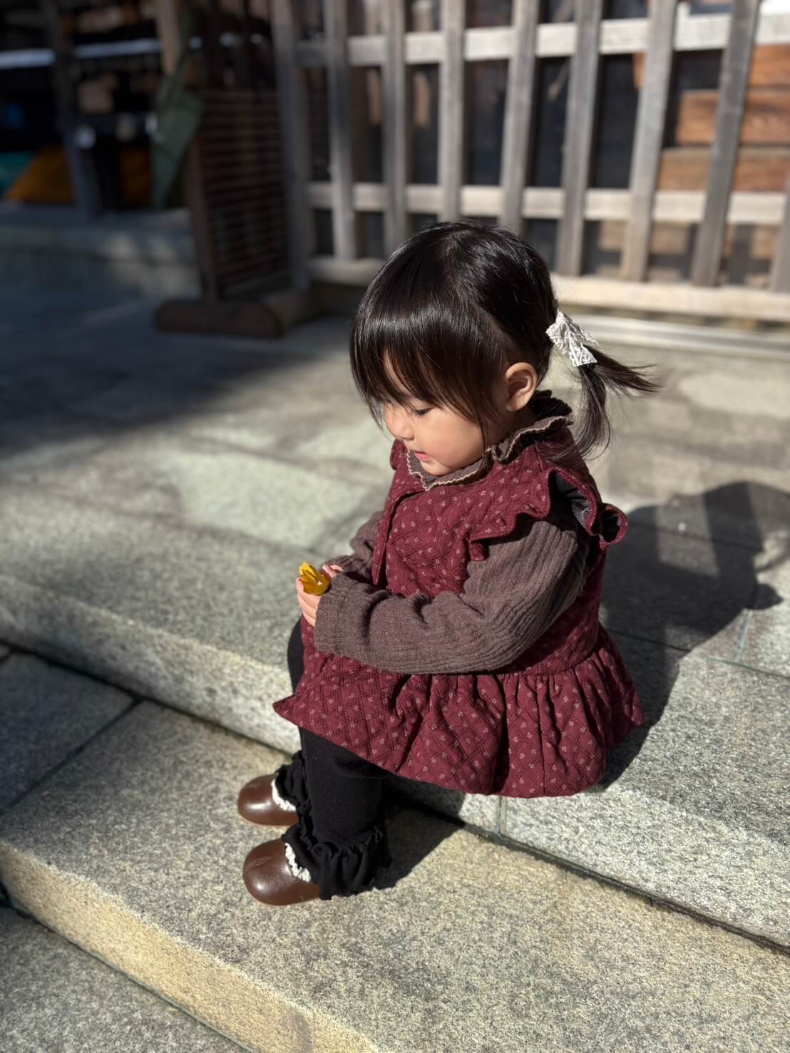 深みレッドのあったかフリルベスト