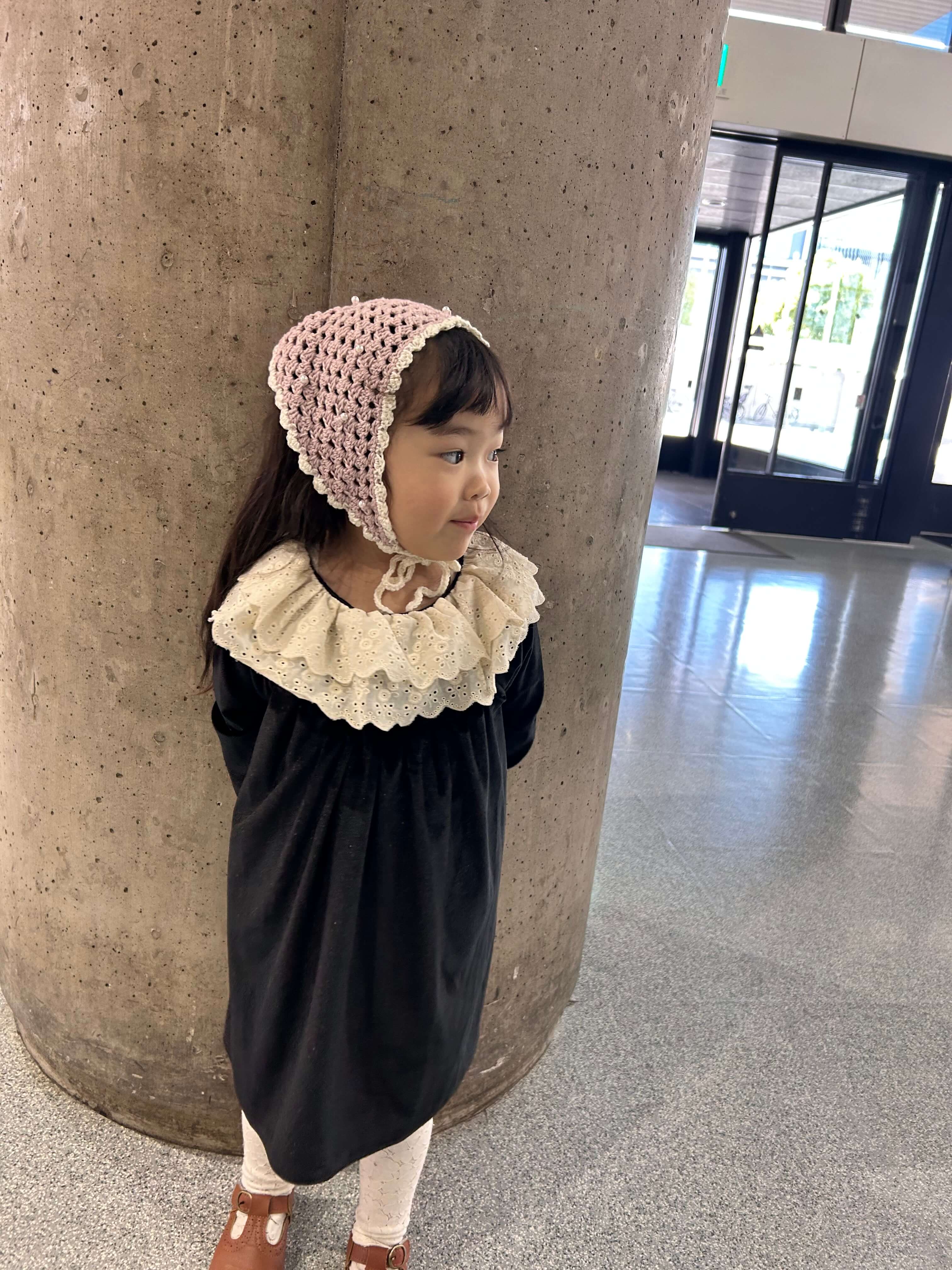 フリル襟のベルベットワンピース