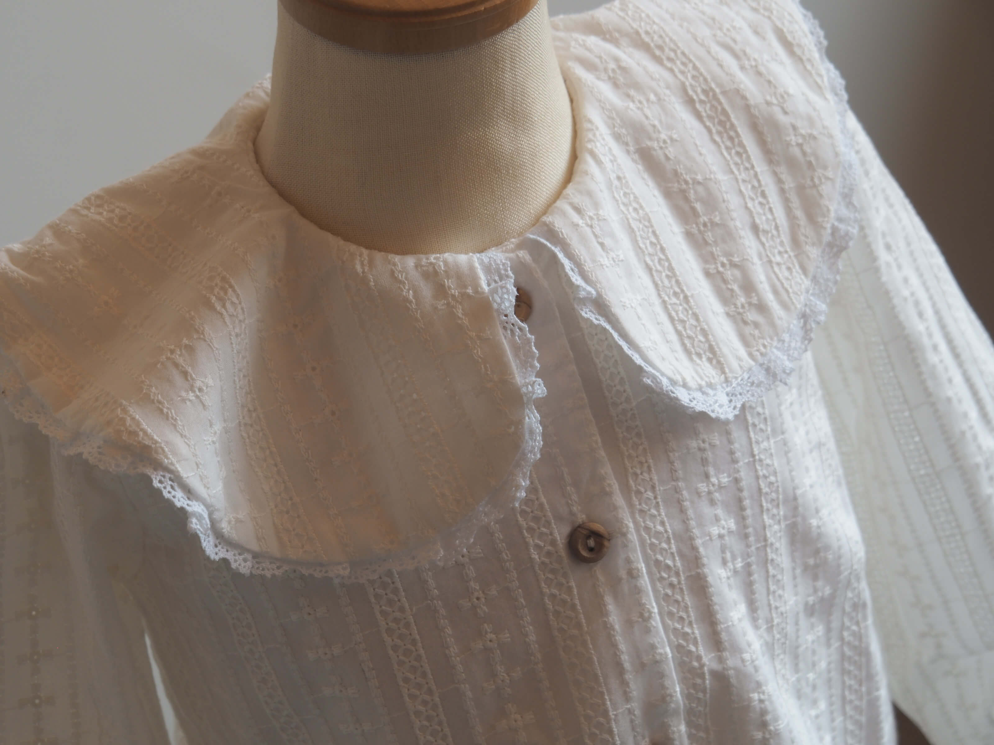 レースたっぷりクラシックブラウス