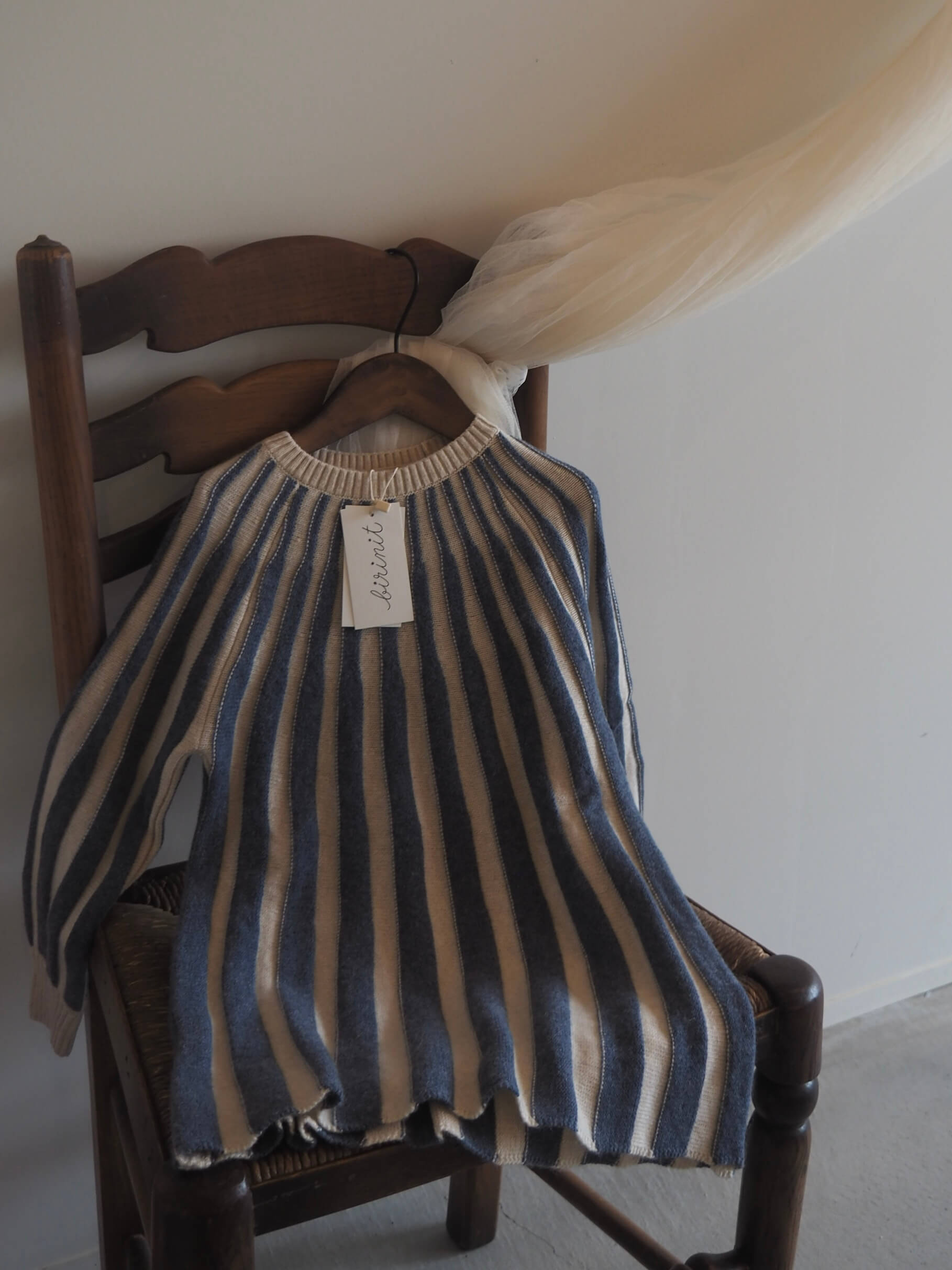 北欧ネイビーのストライプニットドレス