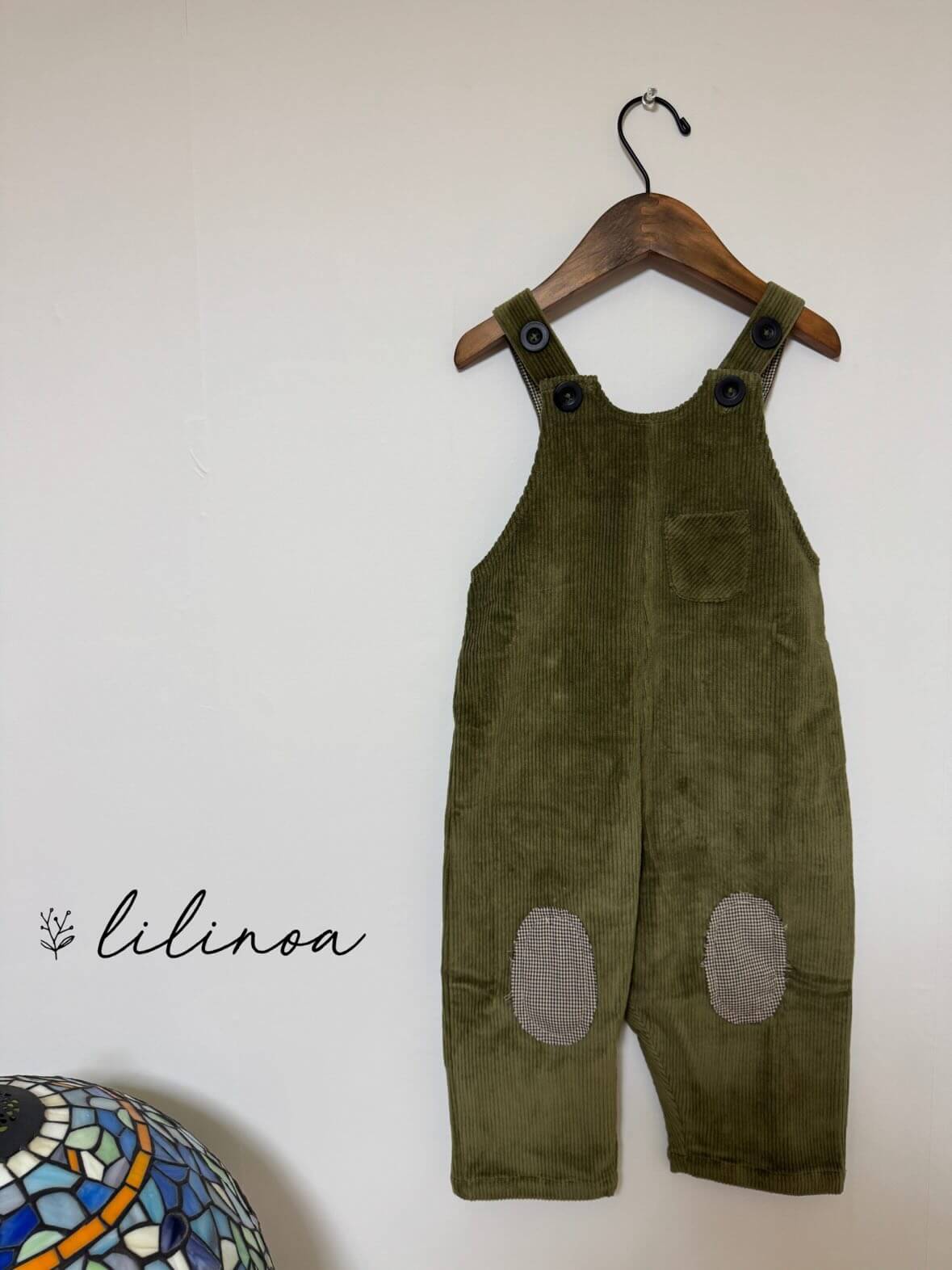 クラシックグリーンのジャンプスーツ