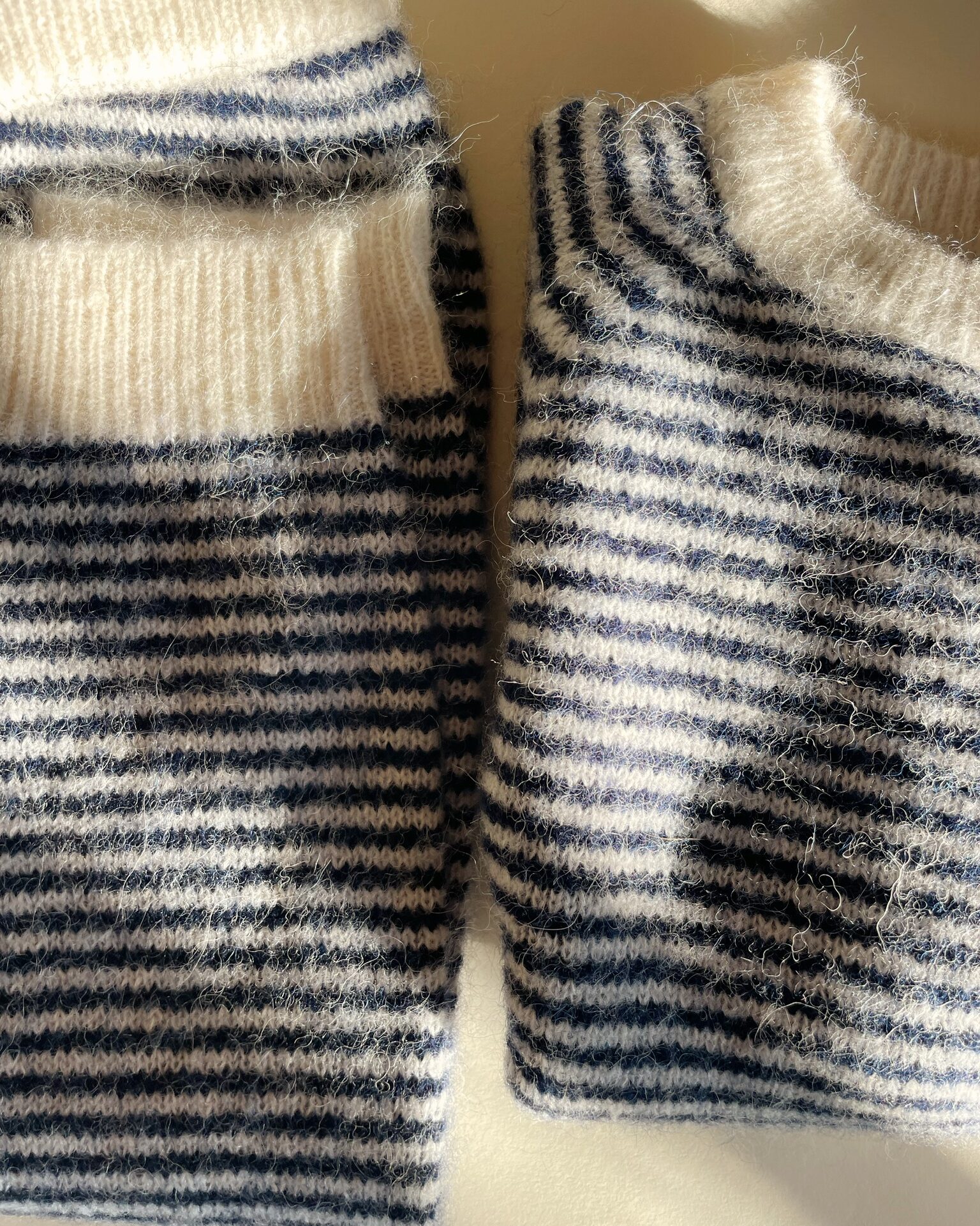 ネイビーブルー色のボーダーニットセーター