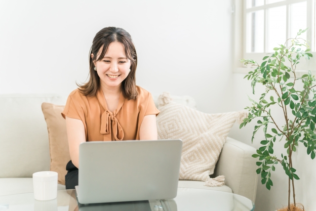 パソコンで作業する女性