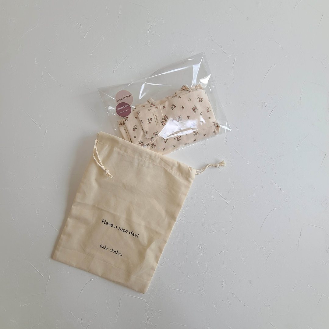 bebe clothesの巾着とHELLO BABY!ステッカー付きのギフトラッピング