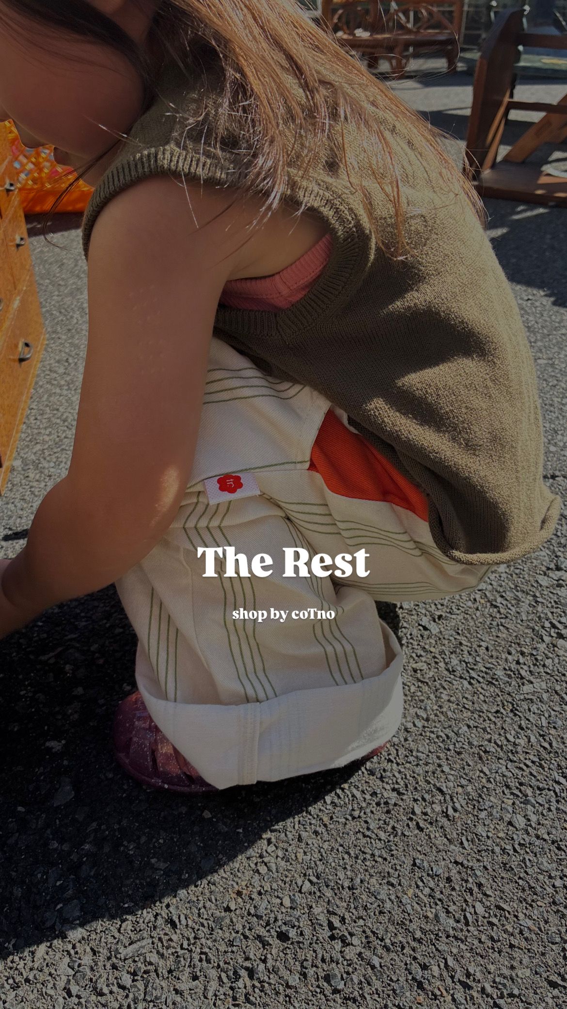 The Restのニットベストとストライプパンツ