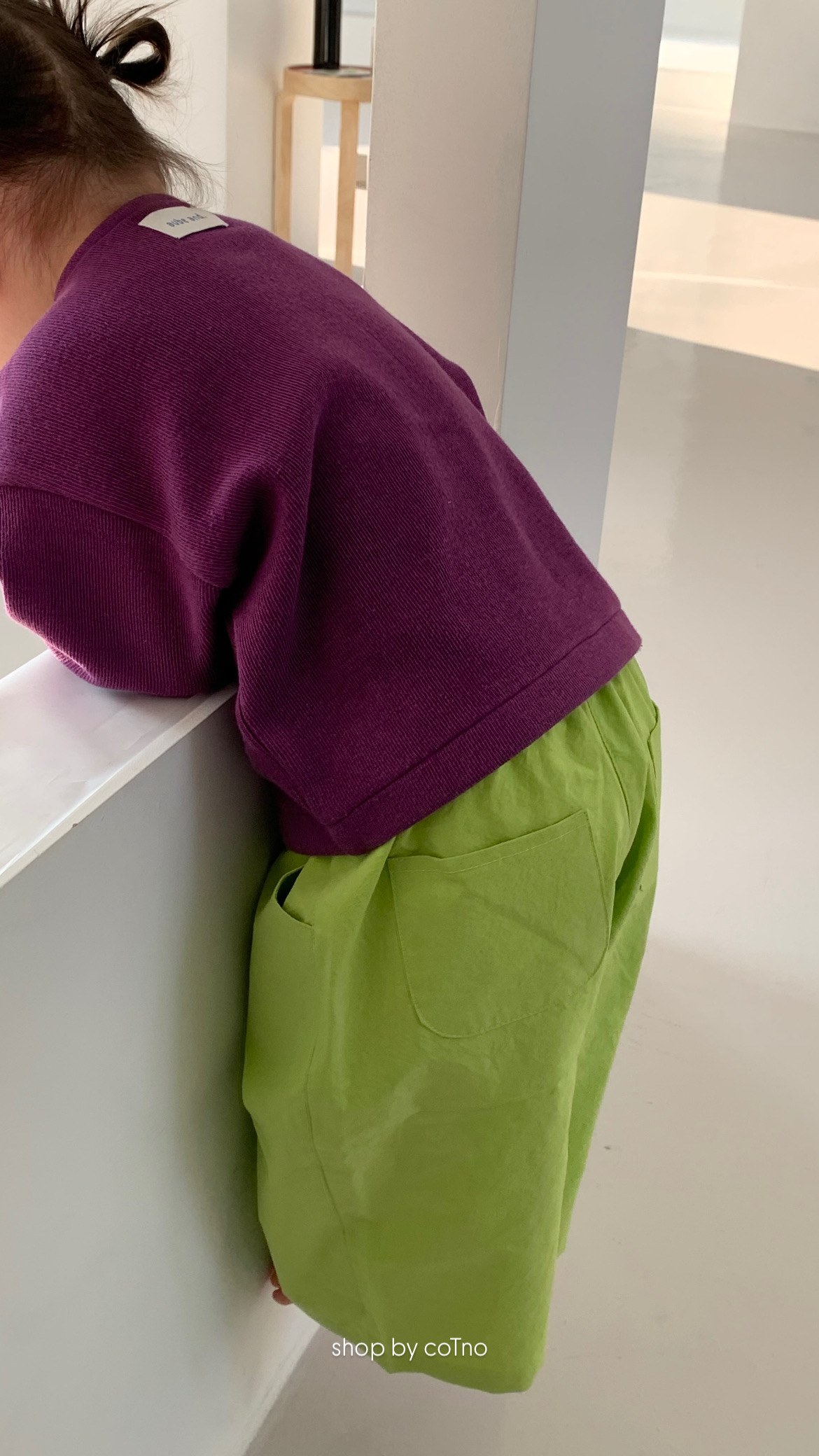 aube and.のパープルのトップスとライムグリーンのパンツ